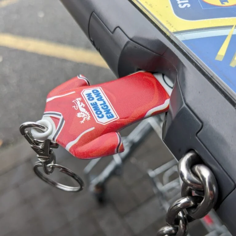 Shirt Shaped Trolley Stick Keyring - Image 10